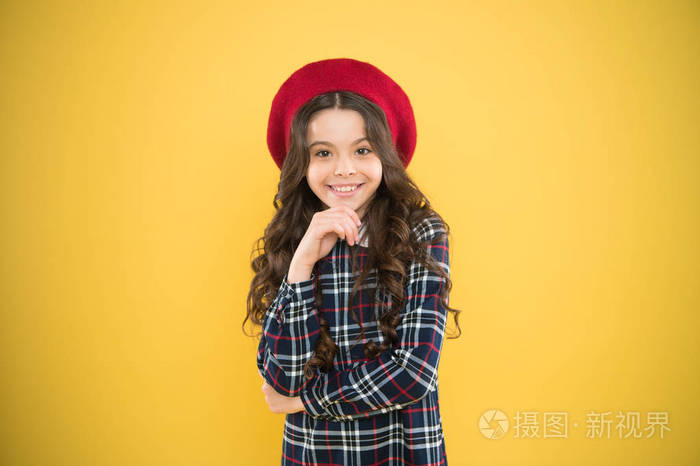 纯美小可爱的时尚女孩摆着长发和帽子时尚女孩时尚配饰青少年时尚法国