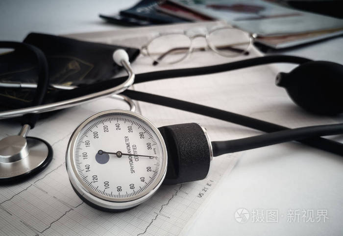 医疗器械听诊病人的听诊器和测量血压的仪器