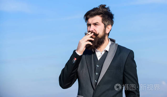 有胡子的男人在抽烟抽烟成熟的有胡子的时髦人士留着胡子的白种人未来