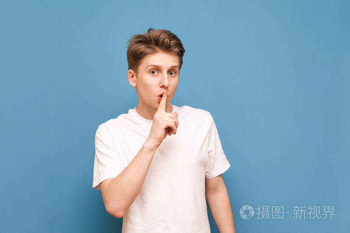 曼塞:嘘,请安静.有魅力男人的单独镜头显示出沉默的迹象