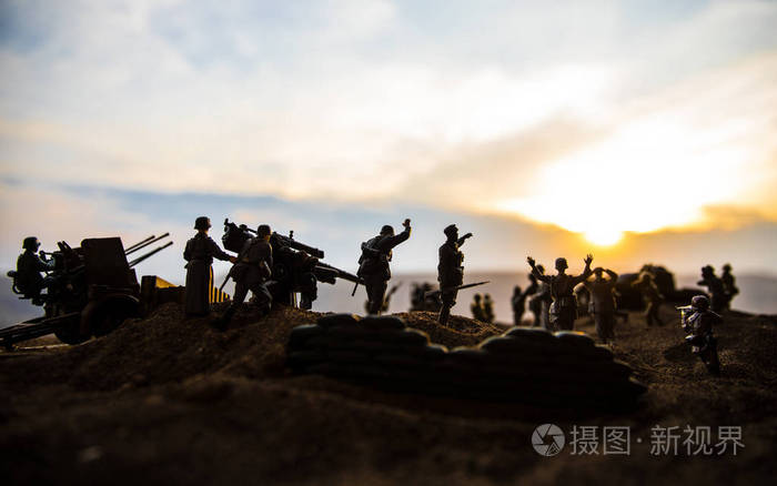 战争概念战争雾天背景上的战斗场景的军事剪影