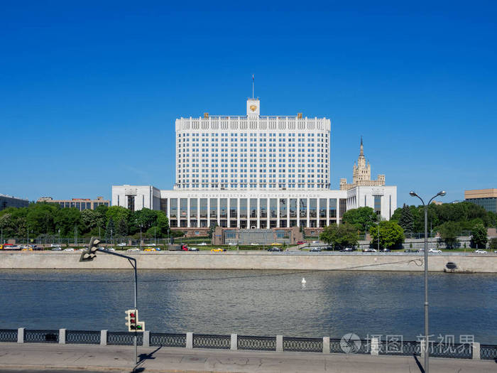 俄罗斯联邦政府大厦(白宫).挂着国旗的俄罗斯政府大楼