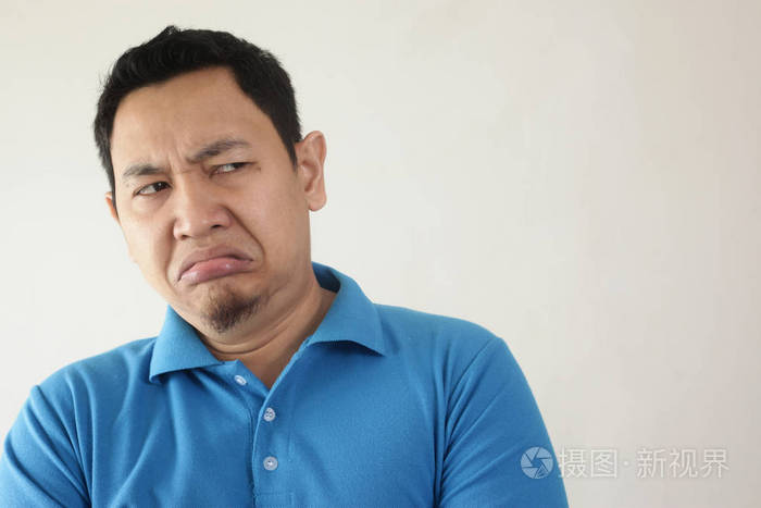 男人表现出厌恶或不高兴的表情