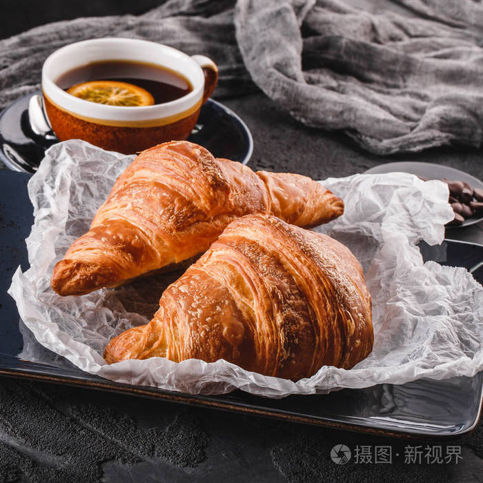 早餐配新鲜法国巧克力牛角包