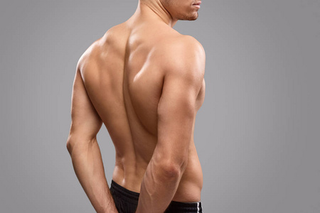 作物运动员展示背部肌肉图片