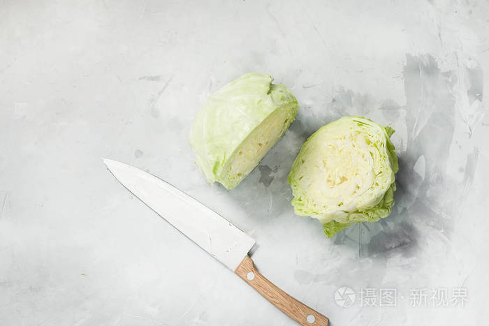 新鲜的小白菜头切割和烹饪