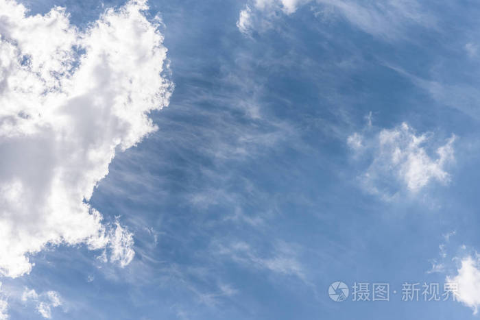 蓝色的天空背景和蓬松的云