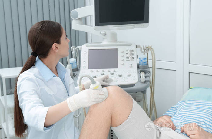 医生在临床上对病人膝关节进行超声检查