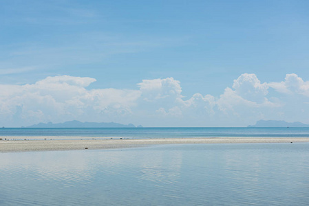 夏日海景湛蓝海天白云背景图片