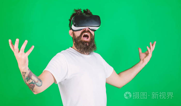 戴着vr眼镜,绿色背景的男人.动力概念.