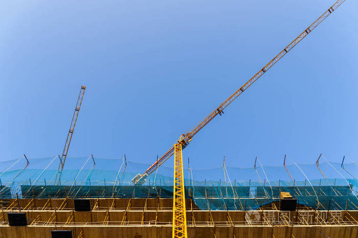 黄鹤在一个建筑工地上吊运大重量的混凝土