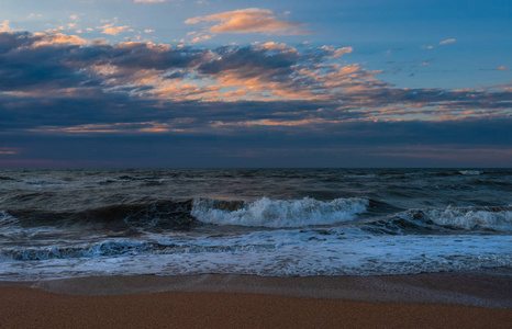 夕阳下波光粼粼的海滩图片