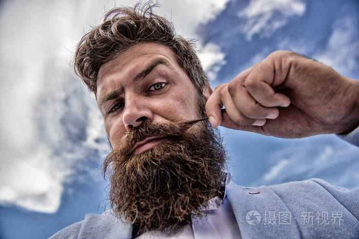 时髦帅气胡子帅气帅哥特写留着胡子的时髦男人背景是天空终极胡须和