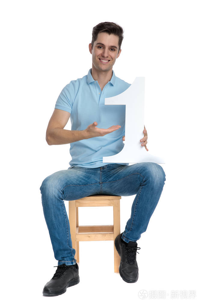 快乐的休闲男士一边微笑一边展示自己的头号人物