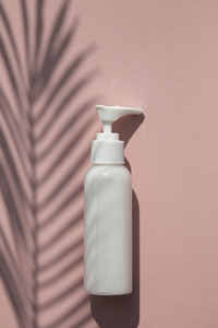 热带棕榈叶影白色化妆品瓶图片