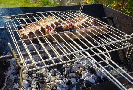 牛肉和牛扒放在猪排旁烧烤图片