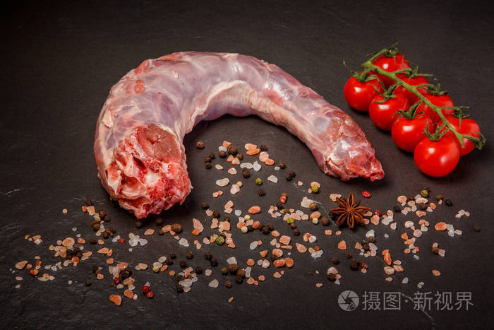与香料和西红柿一起食用的生火鸡脖子俯视图