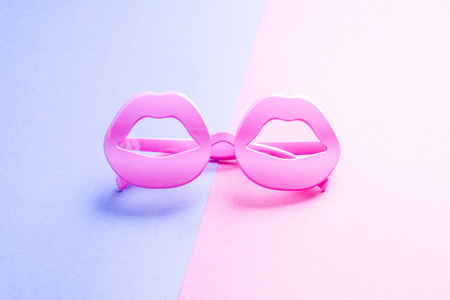 粉色和天蓝色的时髦唇形眼镜图片