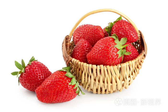 白底柳条篮子里的草莓照片-正版商用图片2lsvor-摄图新视界