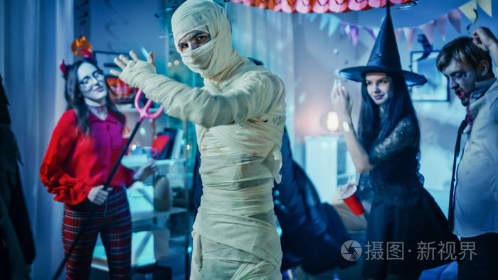 万圣节服装派对:古老的瘦骨嶙峋,裹着绷带的木乃伊舞蹈.