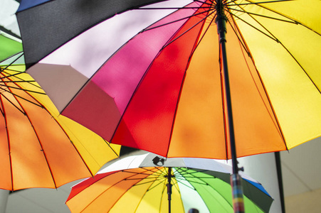 雨伞背景，五颜六色的伞在天空，街道装饰插画