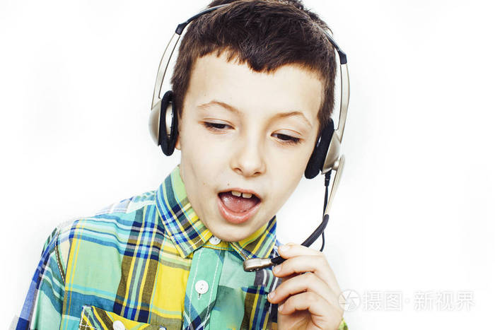 可爱的白人小男孩戴着耳机摆出幸福的笑容孤立在白色背景下,生活方式
