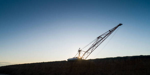 露天煤矿大型挖掘机外形图图片