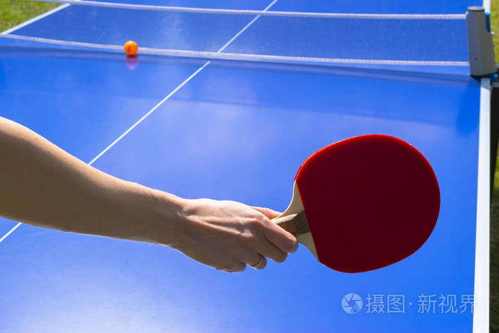 蓝乒乓球或乒乓球打乒乓球特写乒乓球网和线乒乓球或乒乓球拍或用手在