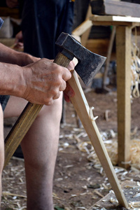 木工用斧头在木头上雕刻图片