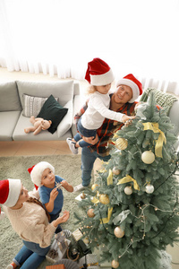 幸福家庭在家装饰圣诞树图片