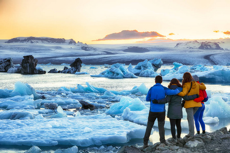 浮冰景观优美的旅游团图片