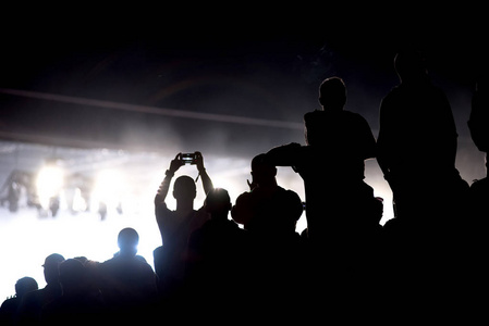演唱会人群和舞台灯光的剪影图片