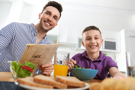 爸爸和儿子在厨房一起吃早餐图片