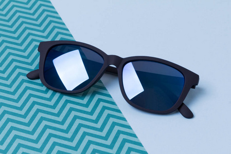 蓝色创意背景的时尚摩登太阳镜图片