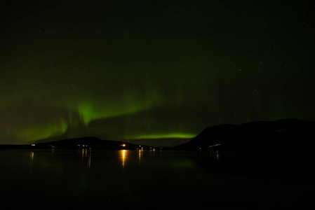 冰岛哈夫拉瓦坦湖的北极光图片