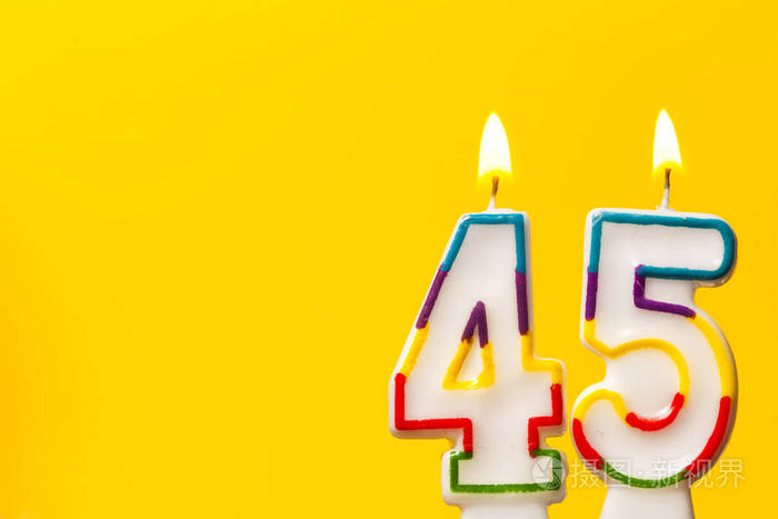 45号生日庆祝蜡烛与明亮的黄色ba