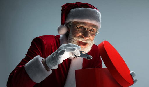 圣诞老人用打开的礼盒包装汽车图片