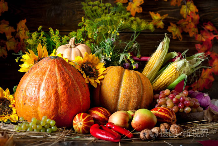 桌子上装饰着蔬菜和水果丰收节感恩节快乐秋天的背景选择性聚焦