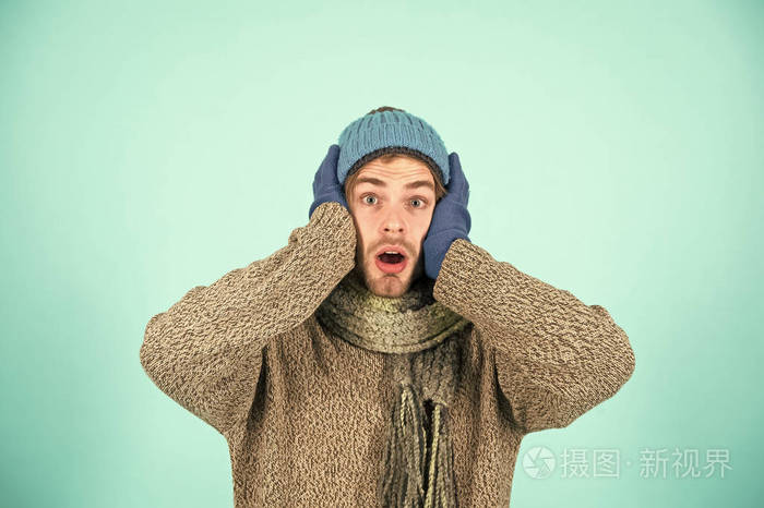 真可怕满脸冷汗的男人男人在寒冷的天气里穿冬衣冬天来了