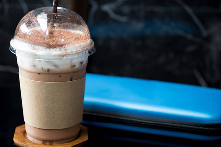 外卖杯冰咖啡摩卡加泡沫牛奶图片
