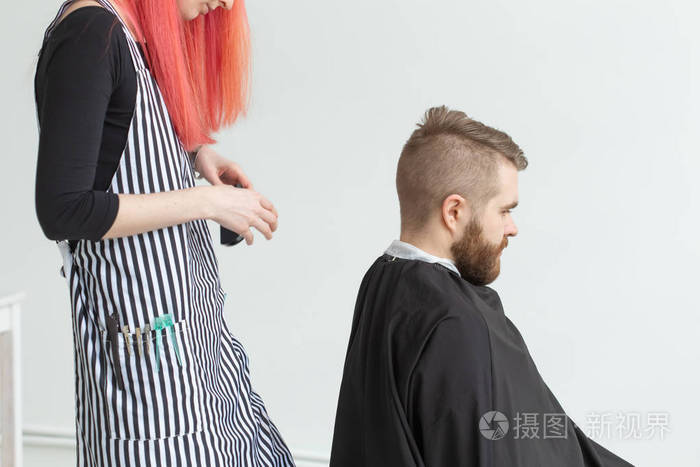理发师造型师和理发店概念女发型师剪男人