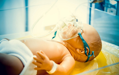 假人婴儿氧气面罩特写图片
