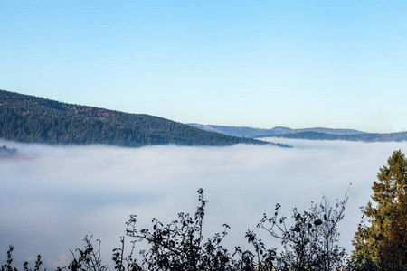 山上有雾的早晨图片