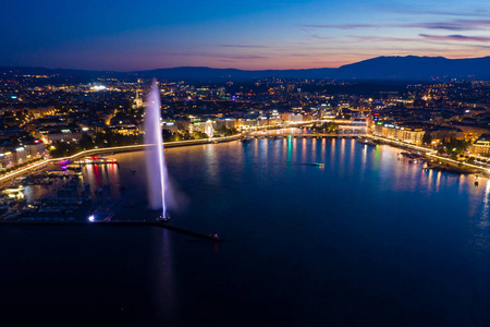 瑞士日内瓦市喷泉夜景图片