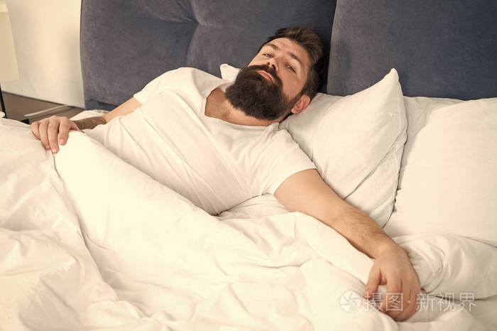 照片 睡眠障碍概念.一个有胡子的时髦男人,睡眠有问题.