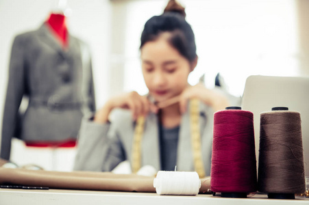 服装设计师背景的彩色线特写图片