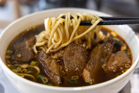 中国名菜牛肉面汤图片