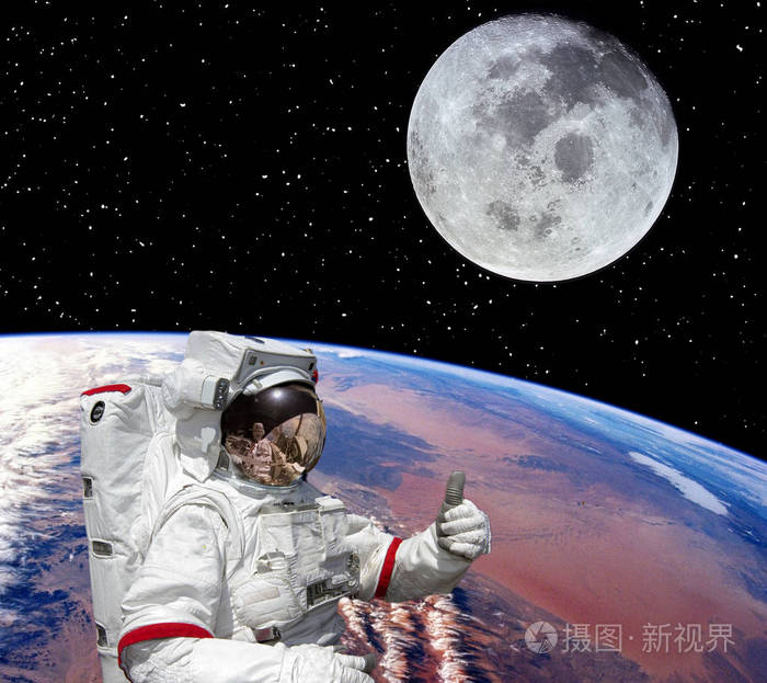 宇航员竖起大拇指背景是月球和地球e