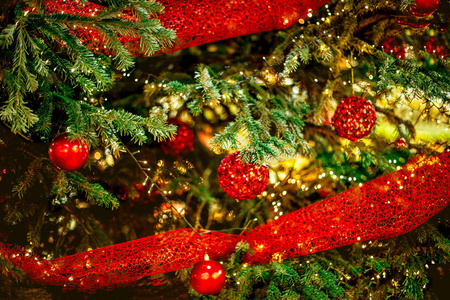 圣诞树和圣诞装饰品挂红色饰品图片