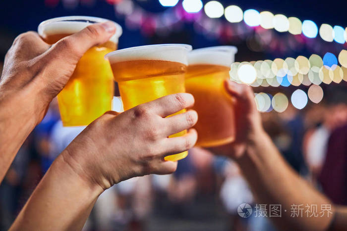 朋友们晚上在bac里用去焦灯喝啤酒